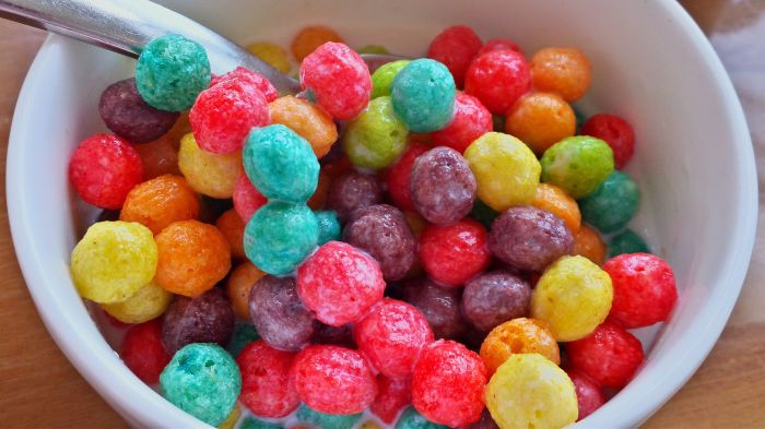 Food with artificial coloring