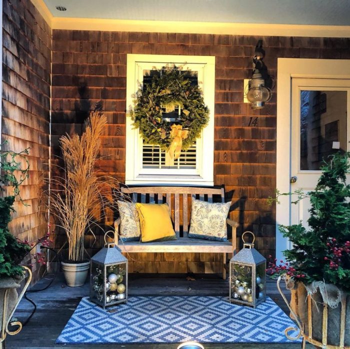 Outdoor porch christmas decor